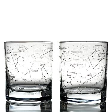 Imagem de Óculos de uísque Greenline Goods – céu e constelações do verão do norte – Conjunto de presente gravado de 255 ml – vidro Wisky de pedras da moda antiga, Clear, Set of 2