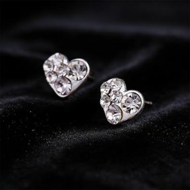 Imagem de Brincos femininos em formato de coração com design de diamante falso brilhante, fofos e exclusivos, adequados para o dia a dia e qualquer ocasião.