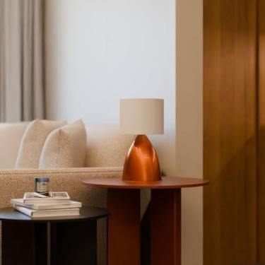 Imagem de Kit 2 Abajur de Mesa Clássico Bojudo Cobre de Aluminio Com Cupula Algodao Branca Para Decoração Casa, Sala e Cabeceira, Cama, Quarto, ou Escritório