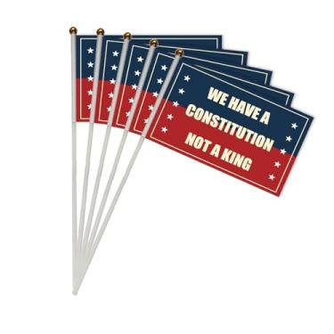 Imagem de 10 conjuntos NO King in Amercia Pequenas Bandeiras em Stricks, Mini Bandeira Portátil Resistente, Bandeiras de 12 x 20 cm para Decorações de Pátio Externo de Férias (Temos Uma ConSTITUIÇÃO NÃO UM REI