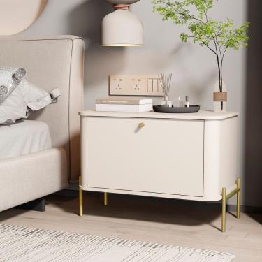 Imagem de Mesa De Cabeceira Curva Tucupí Com Pés E Puxador Em Metal Off White-dourado