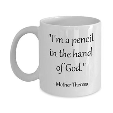 Imagem de Caneca com citação Mother Theresa – I'm A Pencil in the Hand of God – Caneca de café de cacau quente divertido – ideia de de Natal