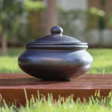 Imagem de Swadeshi Blessings Vasilha exclusiva de barro Dahi Handi/Pote de coalhada/Mitti Handi/Pote de argila com tampa, também para servir (com sombra branca natural) (preto tradicional 1,3 litros)
