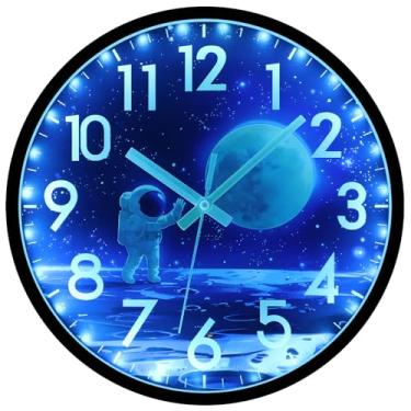 Imagem de JoFomp Relógio de parede que brilha no escuro 30,5 cm, relógios de parede iluminados silenciosos, operados por bateria, relógio de parede astronauta com luz noturna para quarto, controle de som de LED