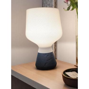 Imagem de Luminária de Mesa Aedra, Base Texturizada, Cúpula em Tela Geométrica, Estilo Conceitual (Cúpula Branca/Base Azul)