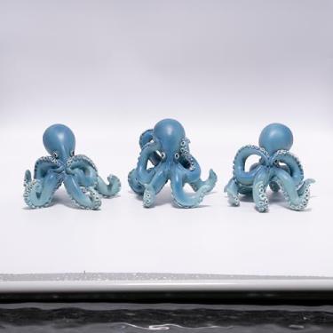 Imagem de Hodao Octopus Figurines, See No Evil Hear No Evil Speak No Evil Octopus Statues, Cute Resin Octopus Decor for Home Office Desk Shelf, Unique Gift for Animal Lovers & Zen Decor Enthusiasts (Blue)
