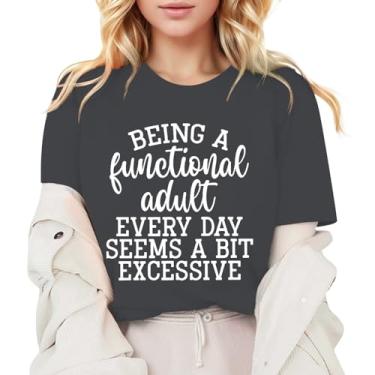 Imagem de Howstar Camiseta feminina Being A Functional Adult Every Day Seems A Bit Excessive Funny Ditado Camisa Casual Moda Verão Top, A4 - Cinza escuro, G