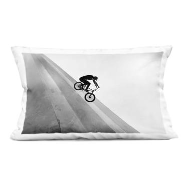 Imagem de Stupell Industries Almofada decorativa impressa para motociclista preto e branco, design por Sisi e SEB