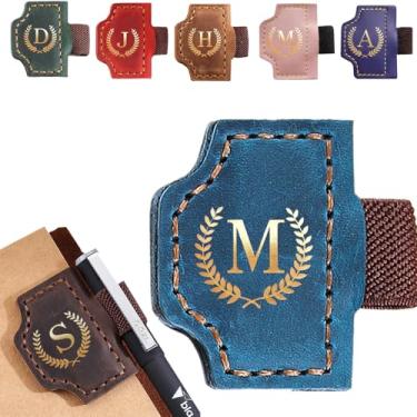Imagem de Marcador de livro personalizado com suporte de caneta, marcador magnético de couro, 26 letras, presentes para amantes de livros, leitores, marcadores de livro de couro para homens e mulheres (azul, M)
