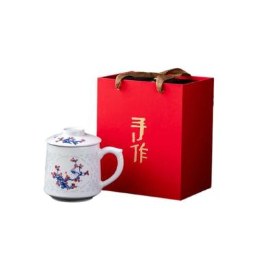 Imagem de Xícaras de chá de porcelana branca requintadas pintadas à mão em azul e branco xícaras de chá de hospitalidade doméstica - Flores azuis e brancas como brotos de ameixa.