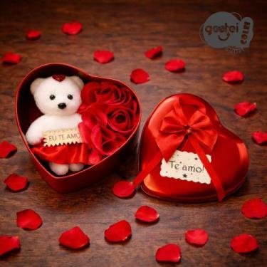 Imagem de Caixa Lata Coração Vermelho com Mini Ursinho, Rosas Artificiais para p