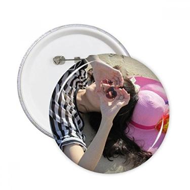 Imagem de Ellie Yao Beautiflu Menina Coração Praia Sol Rosa Pinos Redondo Emblema Decoração Roupas 5 peças Presente