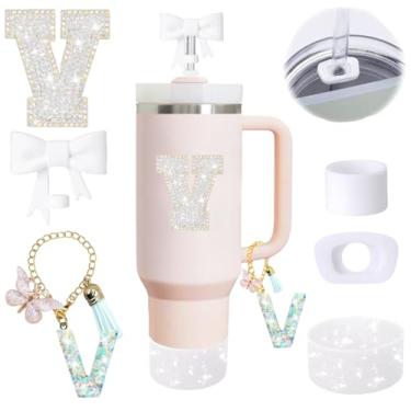 Imagem de Conjunto de 6 peças de acessórios de copo Stanley branco adequado para Stanley Cup 850 g 1,134 g, incluindo pingente de alça, adesivo inicial personalizado, topo de palha, bota de silicone brilhante,