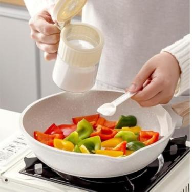 Imagem de Porta Condimentos Redondo em Vidro, 280ml, Transparente com Tampa Bege, Colher Dosadora Branca, para Cozinha, Armazenamento de Temperos