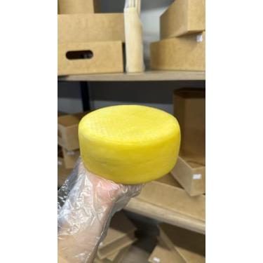 Imagem de Queijo Minas Meia Cura Artesanal 800g – Sabor Autêntico da Roça, Sem Conservantes, Ideal para Café da Manhã, Tábua de Frios e Receitas Tradicionais (1UN)