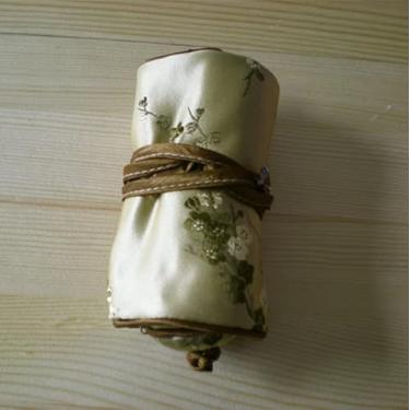 Imagem de Only My Live Home Pequenos sacos de armazenamento de joias com zíper dobrável para viagem, portátil, brocado de seda, 3 anéis com zíper, brincos, bolsas, cordão, bolsa de colar de luxo (bege)