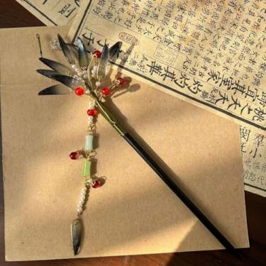 Imagem de Cayyoomm Bastão de cabelo vermelho escuro de resina com folhas azuis, elegante grampo de cabelo chinês Hanfu para mulheres, grampo de cabelo de metal para cabelos longos, acessório de cabelo vintage