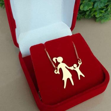 Imagem de Colar Pingente Mãe Segurando A Mão Do Filho Banhado A Ouro