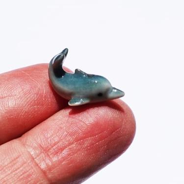 Imagem de SSJSHOP Estatuetas de casa de bonecas micro pequenas de golfinho de cerâmica pintados à mão pequenos presentes colecionáveis para decoração de jardim para casa (golfinho)