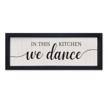 Imagem de SRSZHIYUE In This Kitchen We Dance Sinal 40,6 cm x 15,6 cm rústico decoração de parede de madeira placa de arte de cozinha engraçada para sala de jantar e decoração de casa (preto)