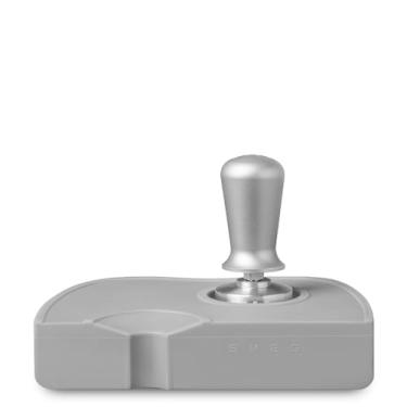 Imagem de SMEG Conjunto de tapetes de café expresso ECTS01 – Tamper de aço inoxidável de 51 mm com cabo ergonômico de alumínio – Compatível com máquinas de café expresso manuais SMEG ECF01 e ECF02