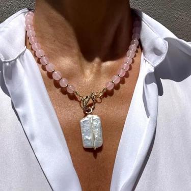 Imagem de 1 colar bonito, formato irregular, estilo barroco com pingente de pérola sintética rosa feito de resina de liga, adequado para uso diário feminino, festas, bailes e encontros.