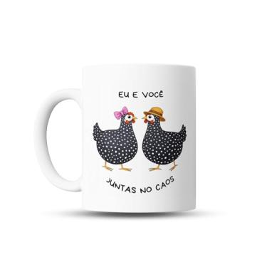 Imagem de Caneca Divertida Amigas com Frase Eu e Você Juntas no Caos, Meme de Galinhas