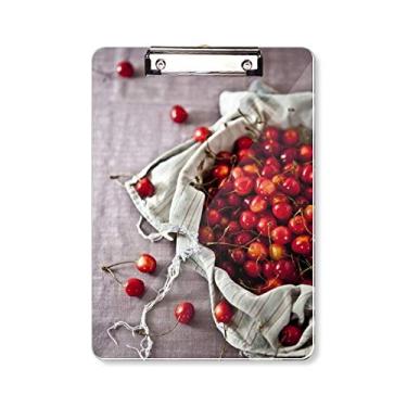 Imagem de Prancheta para fotografia de cereja com frutas vermelhas temperadas, pasta, bloco de escrita A4