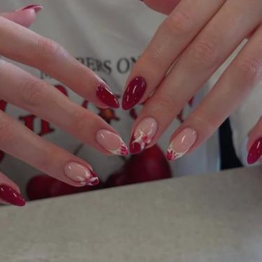 Imagem de Unhas postiças curtas médias amêndoas francesas bordô vermelho com flor 3D simples Desien cobertura completa cola acrílica falsa em unha para mulheres, 24 peças