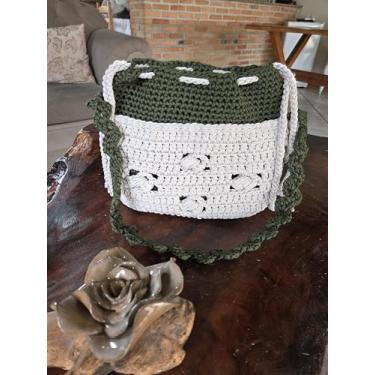 Imagem de Bolsa saco com corpo em estilo macramê.