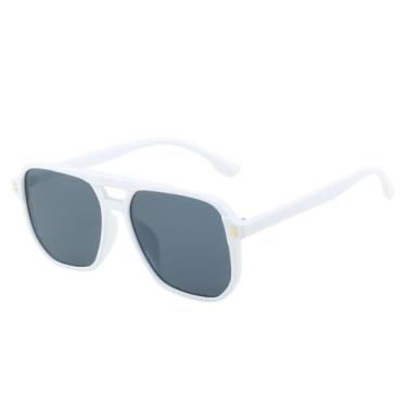 Imagem de Óculos de Sol Oversized com Lentes Degradê, Rebites, Proteção UV400, Ideal para Esportes ao Ar Livre, Corrida e Ciclismo, nas Cores Branco e Cinza.