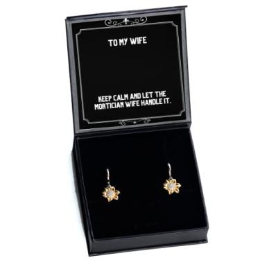 Imagem de SpreadPassion Presentes extravagantes para esposa, Keep Calm and Let The Mortician Wife Handle It, brincos de girassol para esposa do marido