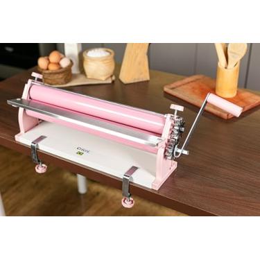 Imagem de Cilindro de Massa Manual 45cm Cricri Cor Rosa Antiaderente Ideal para Pão Caseiro Pastel Pizza Salgado Lasanha Macarrão - Engrenagens em Alumínio