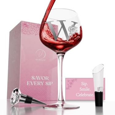 Imagem de vaanshie Taça de vinho com monograma W com rolha e despejador de vinho – Conjunto de presente de taça de vinho gravado A – Z personalizado para mulheres, aniversário, Natal, Dia dos Namorados