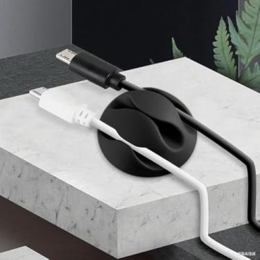 Imagem de 2 clipes de gerenciamento de cabos pretos com 3 compartimentos, organizador de fios autoadesivo para mesa, suporte de cabo de carregador de teclado de mouse de computador, enrolador de cabo simples de