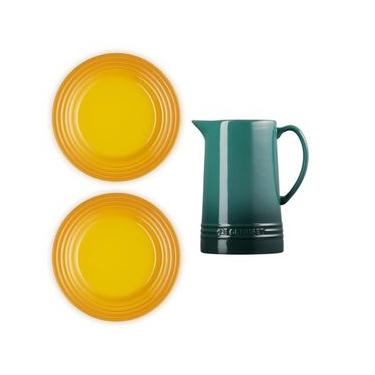Imagem de KIT LE CREUSET 2 PRATOS RASOS 17CM AMARELO NECTAR E JARRA SCANDINAVIA 1,5L VERDE ARTICHAUT