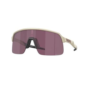 Imagem de Oakley Pacote de óculos de sol OO9463: OO 9463 SUTRO LITE 946352 Matte Sand/Prizm Road Preto Policarbonato Padrão e Pequena Coleira Azul Kit de acessórios