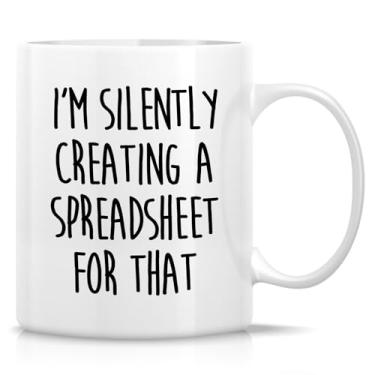 Imagem de Retreez Caneca engraçada de contador - I'm Silently Creating A Spreadsheet - Copo de café de cerâmica de 325 ml - Presente hilário para contadores, CPA, profissionais de finanças - Presente de