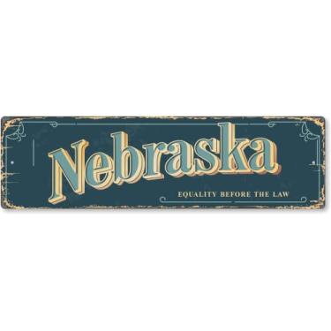Imagem de SmartSign Placa de metal vintage do estado de Nebraska de 10 x 35,5 cm "Igualdade perante a lei", alumínio à prova de ferrugem de 40 mm com sobretudo transparente, decoração de parede retrô, multicolorido
