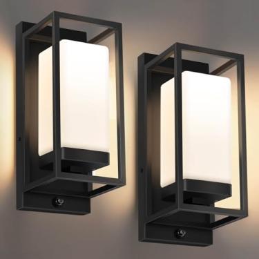 Imagem de SHIMR Luz de parede externa com sensor do crepúsculo ao amanhecer, luminárias externas pretas com lâmpada LED incluída, base E26, luzes de arandela à prova d'água para porta da frente da garagem da