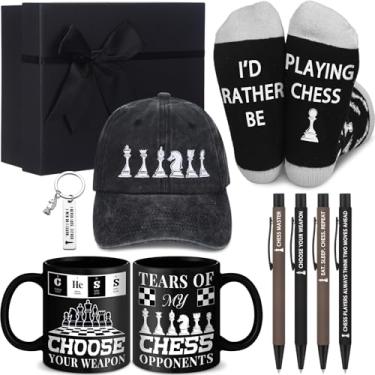 Imagem de Berlune Conjunto de 9 peças de presentes de xadrez de Natal, chaveiro, boné de beisebol, caneca de café, meias esferográficas, conjunto de 4 caixas de presente para jogador treinador, amante de xadrez