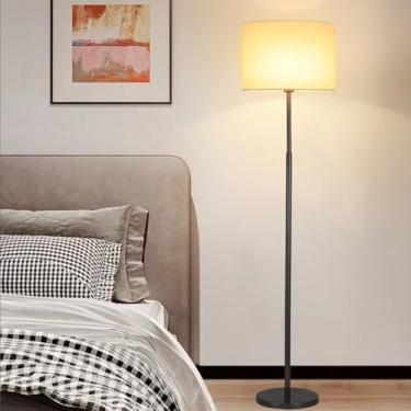 Imagem de Luminária de chão com cúpula de tecido, estrutura em metal polido, ideal para leitura em cantos de sofás. Perfeita para decoração de interiores, com interruptor de pé e design que protege os