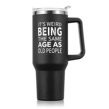 Imagem de NOWWISH Presentes para homens, copo de 1,18 l com alça e canudo - It's Weird Being The Same Age As Old People Funny Gifts - Presentes de aniversário para ele, marido, vovô, pai, pai - preto