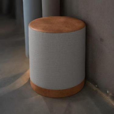 Imagem de Puff Redondo Cilindro Em Couro Caramelo Linho Cinza - LOJAS BILIVA DEC