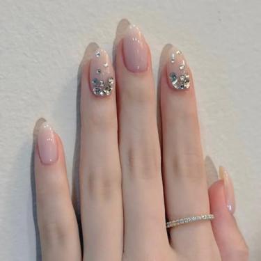 Imagem de Unhas postiças curtas médias amêndoas nude rosa nude com strass simples de glitter Desien cobertura completa cola acrílica falsa em unha para mulheres, 24 peças