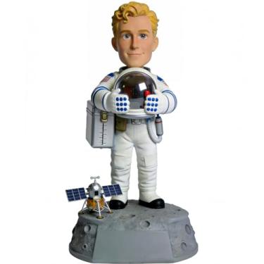 Imagem de Bobblehead de astronauta personalizado (da sua foto) – Estatueta personalizada do explorador espacial com base lunar e satélite | Presente ideal para fãs do espaço/aniversário/lembrança de aniversário
