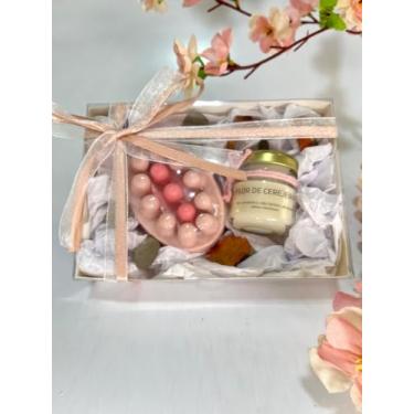 Imagem de Kit Presente Vela Aromática e Sabonete Massageador Flor de Cerejeira Caixa com Laço