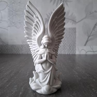 Imagem de Estátua Anjo em Contemplação – Escultura Decorativa com Asas Detalhadas e Design Espiritual