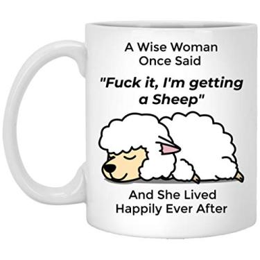 Imagem de Lovesout Presentes engraçados de ovelhas para mulheres animais de estimação Dia das Mães 2025 A Wise Woman Once Said Caneca de café com citações divertidas copo de cerâmica branco 325 ml