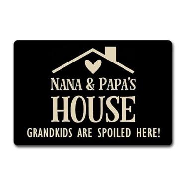 Imagem de Capacho engraçado Nana and Papa's House Here - Tapete de boas-vindas de borracha antiderrapante de 60 x 40 cm para porta da frente, tapete de entrada com design bem-humorado - uso interno/externo